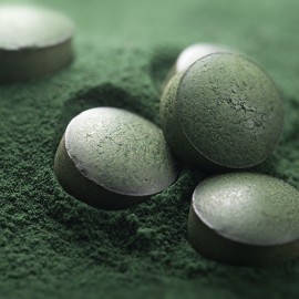 Grüne Tabletten in grünem Pulver